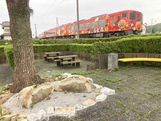 あんぱんモニュメントとあんぱん列車