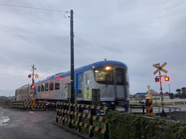 高架のオブジェから踏切へ